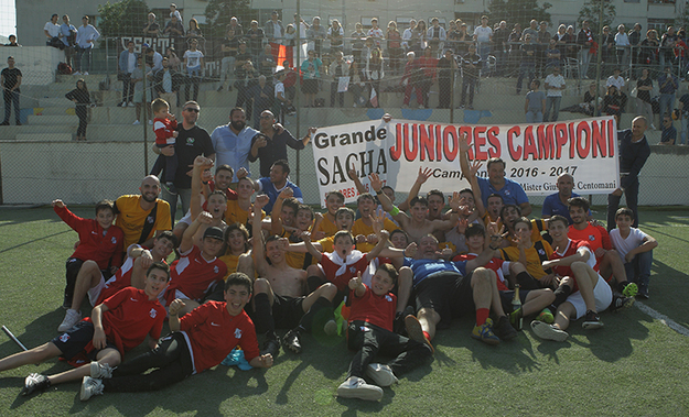 L&apos;Atletico Vescovio in festa sotto la tribuna del Sacerdoti: sarà Elite ©Alex Tucci