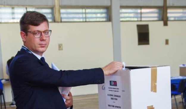 Nicola Villella durante il voto