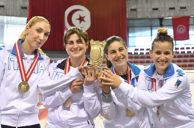 La squadra di sciabola festeggia