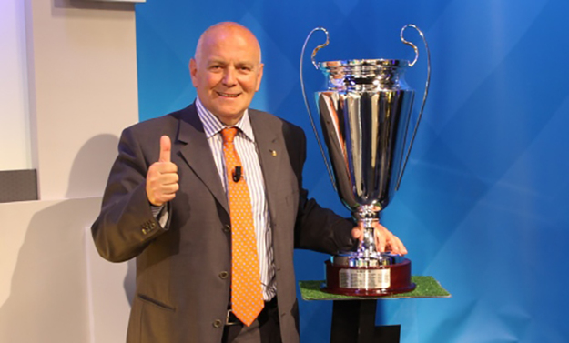 Raffaele Minichino con la coppa del Beppe Viola
