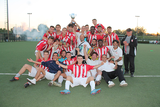L&apos;Atletico Ladispoli festeggia con la Coppa Provincia (©De Cesaris)