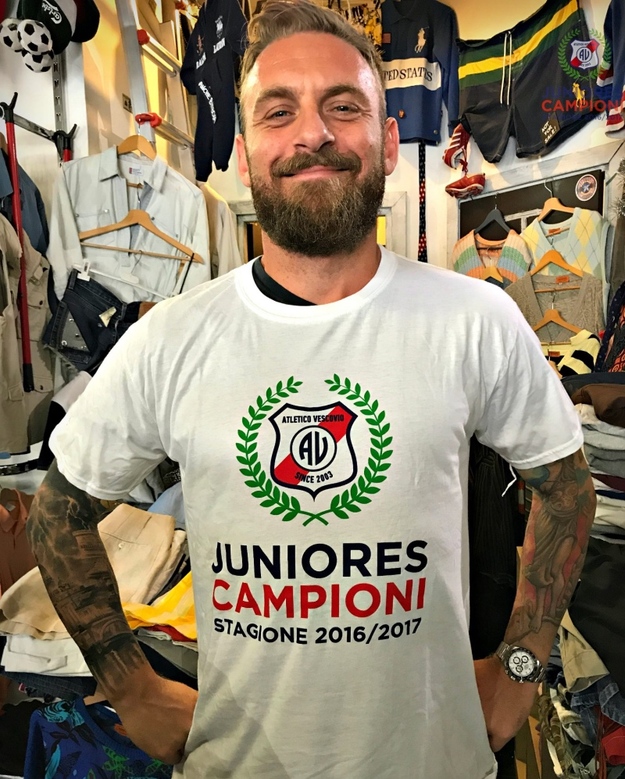 Daniele De Rossi con la maglia celebrativa della Juniores ©Facebook/AsdAtleticoVescovio