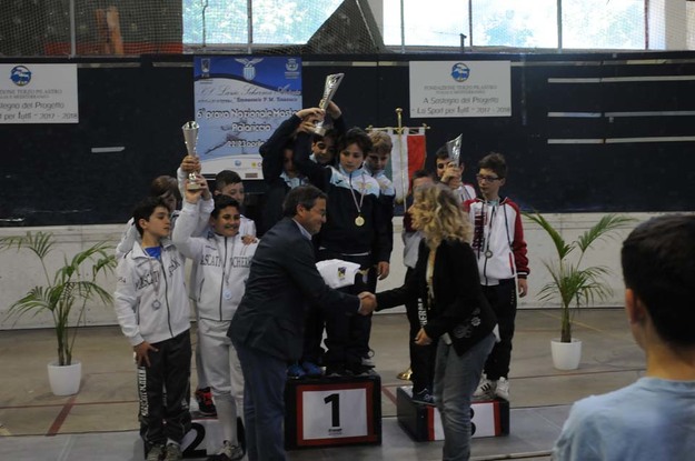 La squadra campione regionale 2017 nella sciabola maschile, con Gina Trombetta premiata per la Società Lazio Scherma dal Presidente Fontana