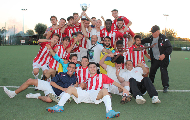L&apos;Atletico Ladispoli con la coppa al cielo (foto De Cesaris)