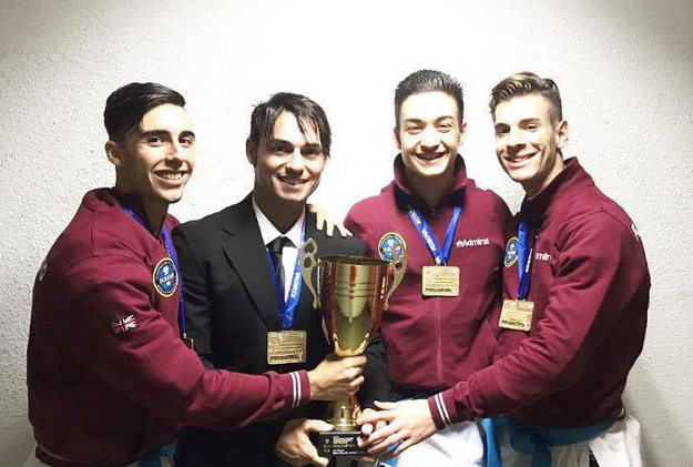 I ragazzi della selezione maschile con la coppa