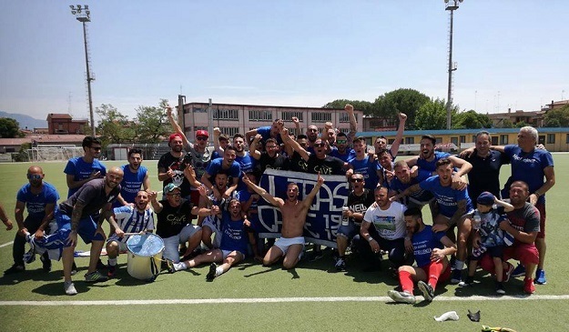 L&apos;esultanza della Cavese dopo la vittoria della finale play off (©Camilloni)