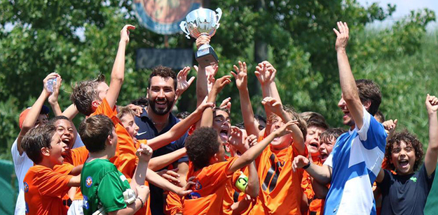 Orange Futbolclub che alza la coppa