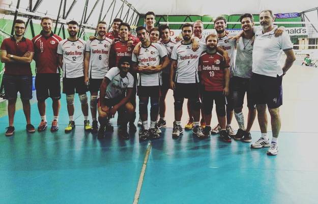 Foto di gruppo in casa Ladispoli