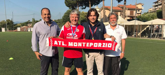 Valer Doci, in rosso, durante la sua presentazione