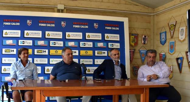 Pezone, al centro con la maglia blu. A sinistra Ranucci a destra Morrone