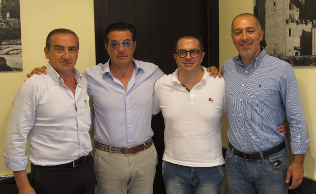 Alessandro Coratti (terzo da sinistra) insiem ai due presidenti monticiani e il dirigente Abballe