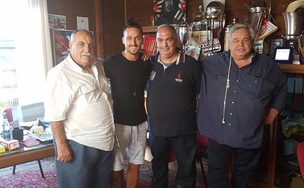 Napoleoni con la dirigenza rossoblu (foto USD Tor di Quinto Calcio)