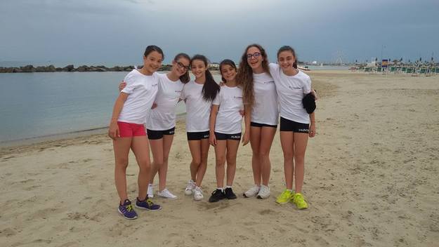 Le ragazze di Frascati in posa sulla spiaggia di Rimini