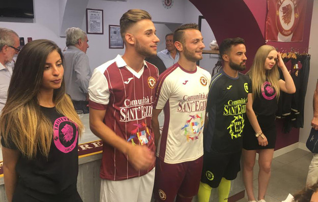 La presentazione delle nuove divise del Trastevere (©GazReg)