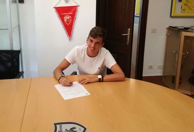 Il &quot;Gallo&quot; Bontempi mentre firma per il Chievo Verona