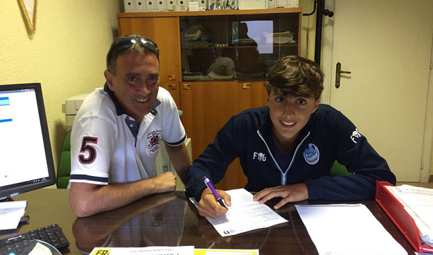 Alessandro Cremisini mentre firma per il Montespaccato