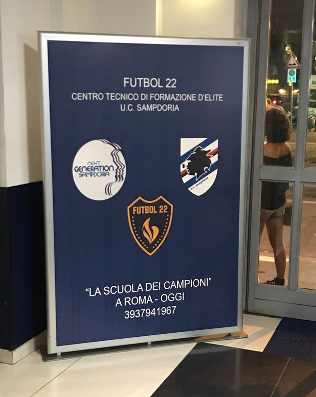 Il backdrop pubblicitario in uno dei FerreroCinemas, l&apos;Adriano di Roma (©GazReg)