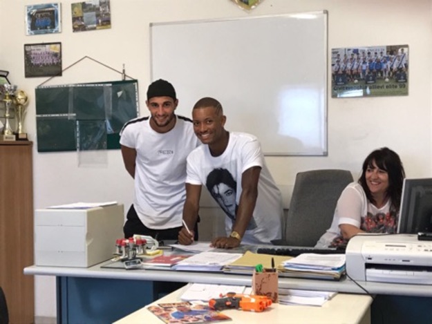 Sargolini e Tabarini nel momento della firma