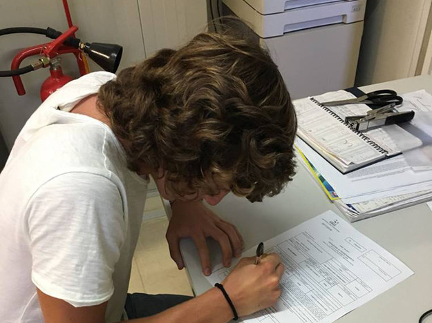 Mattei al momento della firma (©Facebook)
