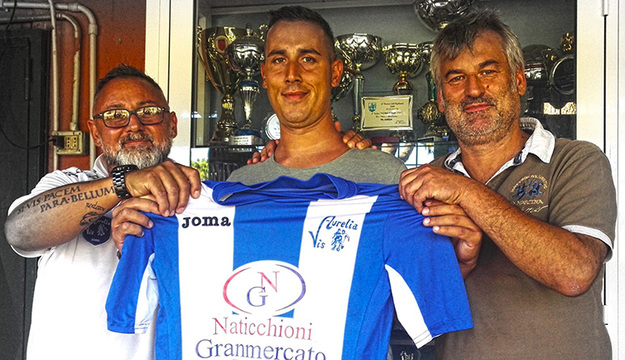 Salvati con la nuova maglia (al centro)