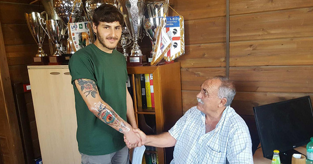 Carolis stringe la mano a Massimo Testa, presidente del Tor di Quinto
