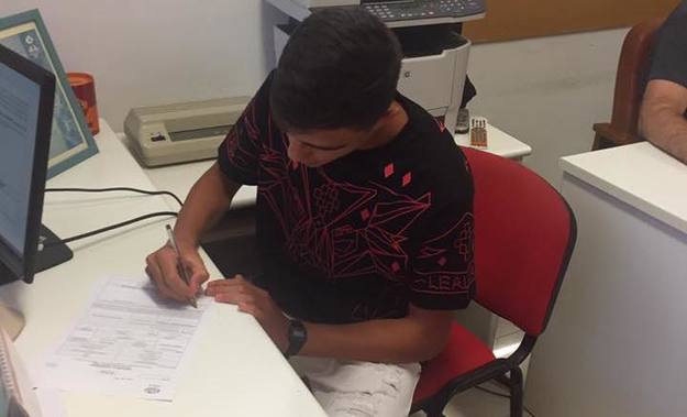 Sigismondo durante la firma con la Roma