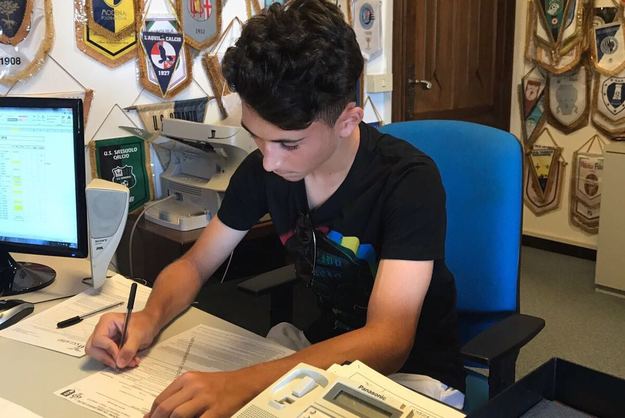 Manuel Tredicine mentre firma per la Lazio