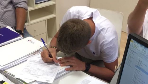Federico Paoloni mentre firma per la Fiorentina