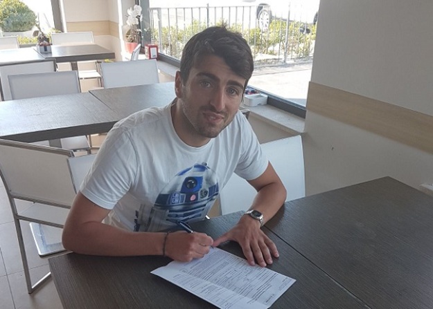 Andrea Cucchi al momento della firma