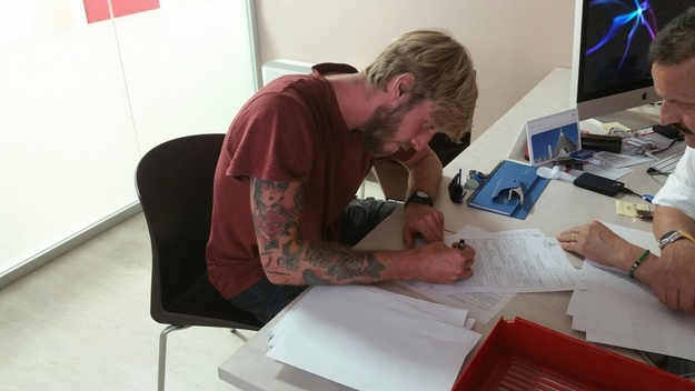 De Julis, accompagnato dal procurato Schiraldi, firma con il Teramo