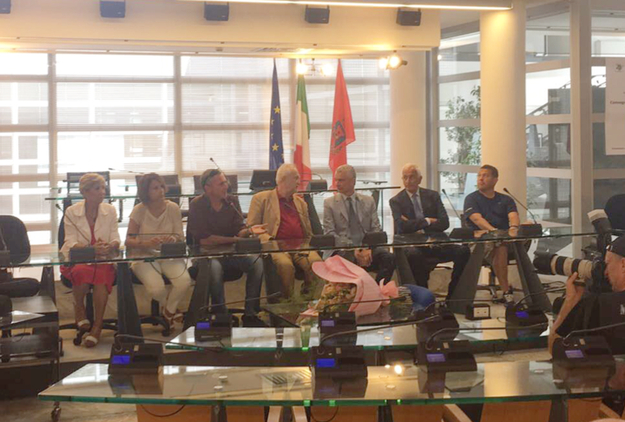 La Giunta Comunale di Fiumicino insieme alla presidenza dell&apos;SFF Atletico e mister Scudieri (©GazReg)