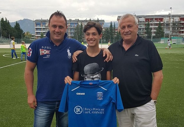 Il classe 2003 Moltelo con i presidenti Viscido e Rossi ©Facebook/SoccerAcademyCassino1924