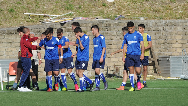 Di Nunno esulta dopo un gol dell&apos;Albalonga con i ragazzi (©De Cesaris)