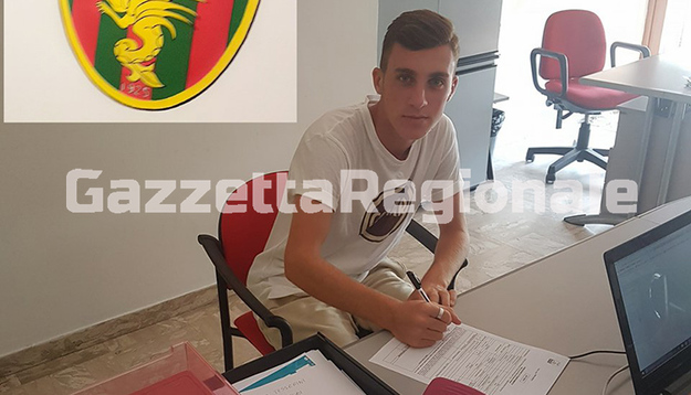 Matteo Ortolani durante la firma con la Ternana © GazzettaRegionale