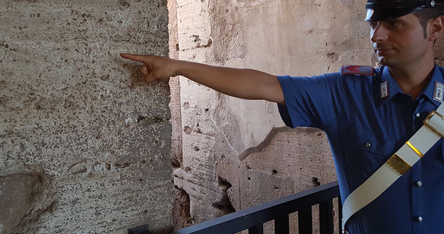 Il muro rovinato dalla scritta