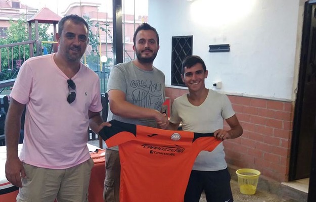 Pinna e lo staff Cairate con la maglia