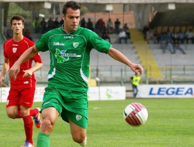 Alessandro Fabbro con la maglia dell&apos;Avellino in B