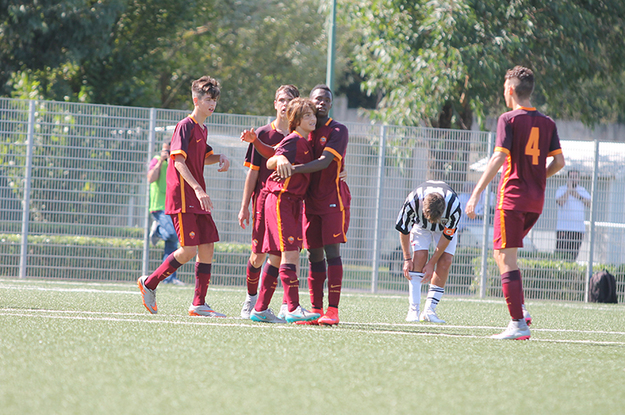 Simonetti festeggia con i compagni (©De Cesaris)