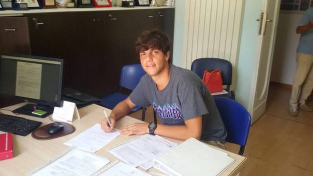 Tesone durante la firma Foto GazzettaRegionale
