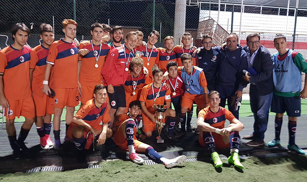 I ragazzi del Ladispoli con la coppa. Il secondo da destra in piedi il ds Paolo Nista