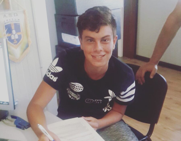 Flavio Benedetti al momento della firma con la PC Tor Sapienza (foto Facebook)