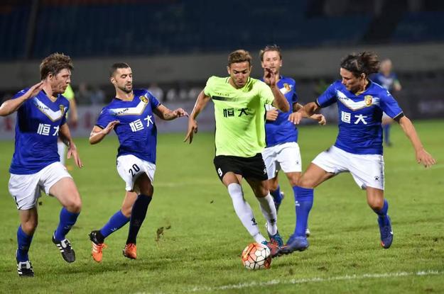 De Souza in azione durante una delle sue esperienze all&apos;estero
