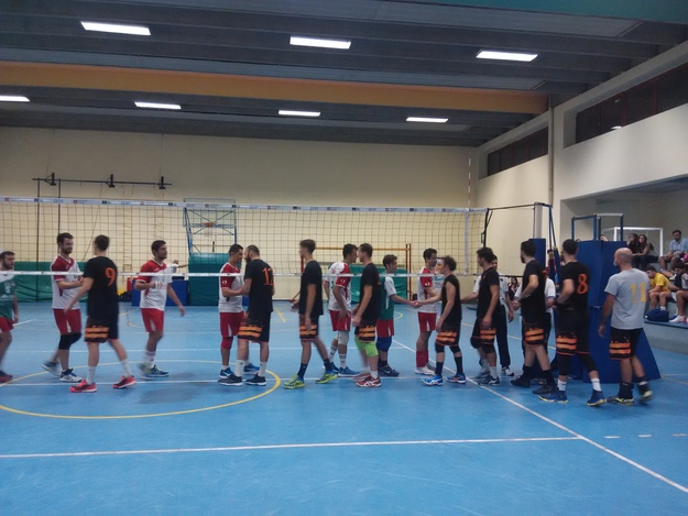 Il saluto delle squadre