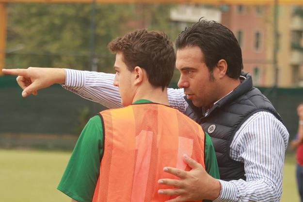 Gian Luca Berruti indica la via ai suoi ragazzi (foto Grifone Gialloverde)