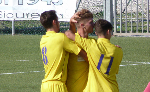 Saltalamacchia abbracciato dai compagni (©Gazzetta Regionale)
