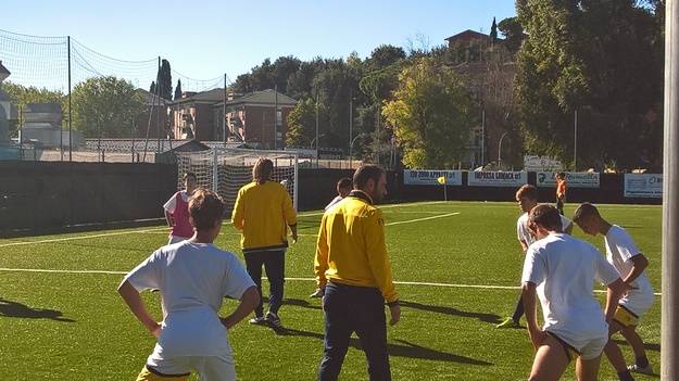 (Mister Barba con i suoi nel riscaldamento pre gara)