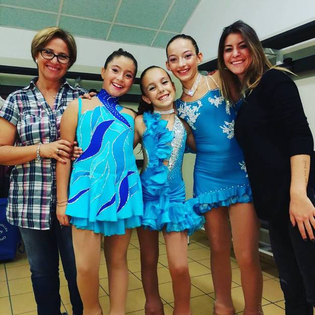 Brunetti a destra e Martines con le ragazze della Solo Dance