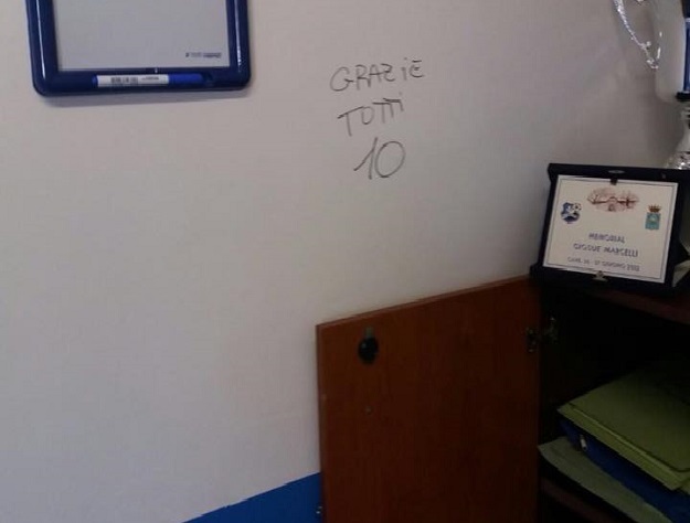 La scritta sul muro della segreteria