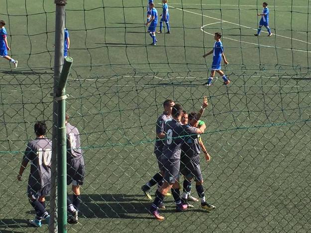 Capitan Zambrini mostra la doppietta al pubblico (©GazReg)