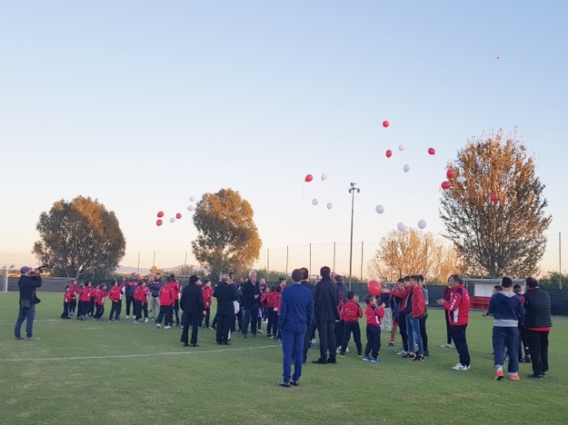 Il &quot;saluto&quot; al campo con lancio di palloncini